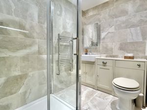 Master En-suite- click for photo gallery